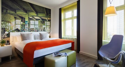Hotel Indigo Berlin  Room Type - 1 King Bed Standard Working Desk