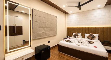Hotel Divyanshi Inn Room Type - 2 Bedroom Family Room with Balcony and City View Hotel Divyanshi Inn Room Type - 2 Bedroom Family Room with Balcony and City View