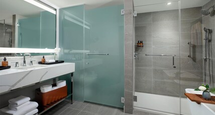 Hotel Alpenrock Breckenridge, Curio Collection by Hilton Room Type - 2 KING MOB ACC W RI SHWR
