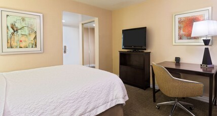 HAMPTON INN WHITE PLAINS TARR Room Type - 1FULL MOB HEAR ACC TUB NS