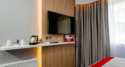 Holiday Inn Express CANTERBURY Room Type - 1 King Standard Ground Floor with Free Hot Breakfast
