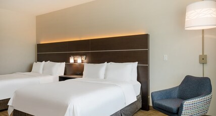 Holiday Inn Express & Suites WATERTOWN Room Type - 2 Queen Standard Mobility Accessible Tub