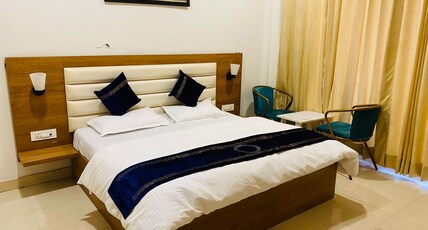 RY LUXURIES HOTEL Room Type - Deluxe room with Double bed