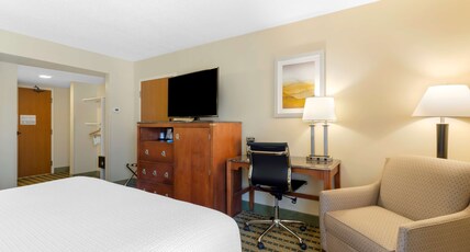 Best Western North Roanoke Room Type - Accessible - 1 King, Mobility Accessible, Communication Assistance, Bathtub, Microwave And Refrigera