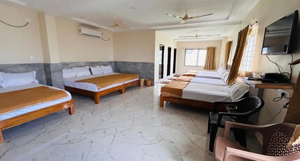 Hotel Sri Ganesh Residency Room Type - Quadruple Room With Mountain View (16 People + Children)