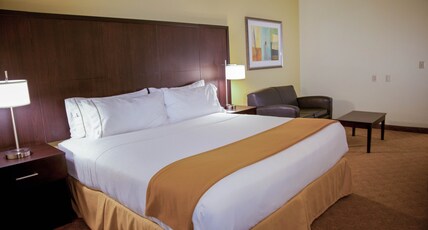 Holiday Inn Express & Suites HOUSTON NORTH INTERCONTINENTAL Room Type - 1 King Bed Suite Sofa Bed Minifridge