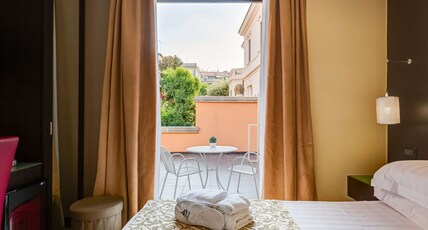Best Western Cinemusic Hotel Room Type - 1 Queen Bed, Deluxe Quality Room, Balcony