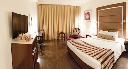 Royal Orchid Central Pune Room Type - Club Room with Bathtub