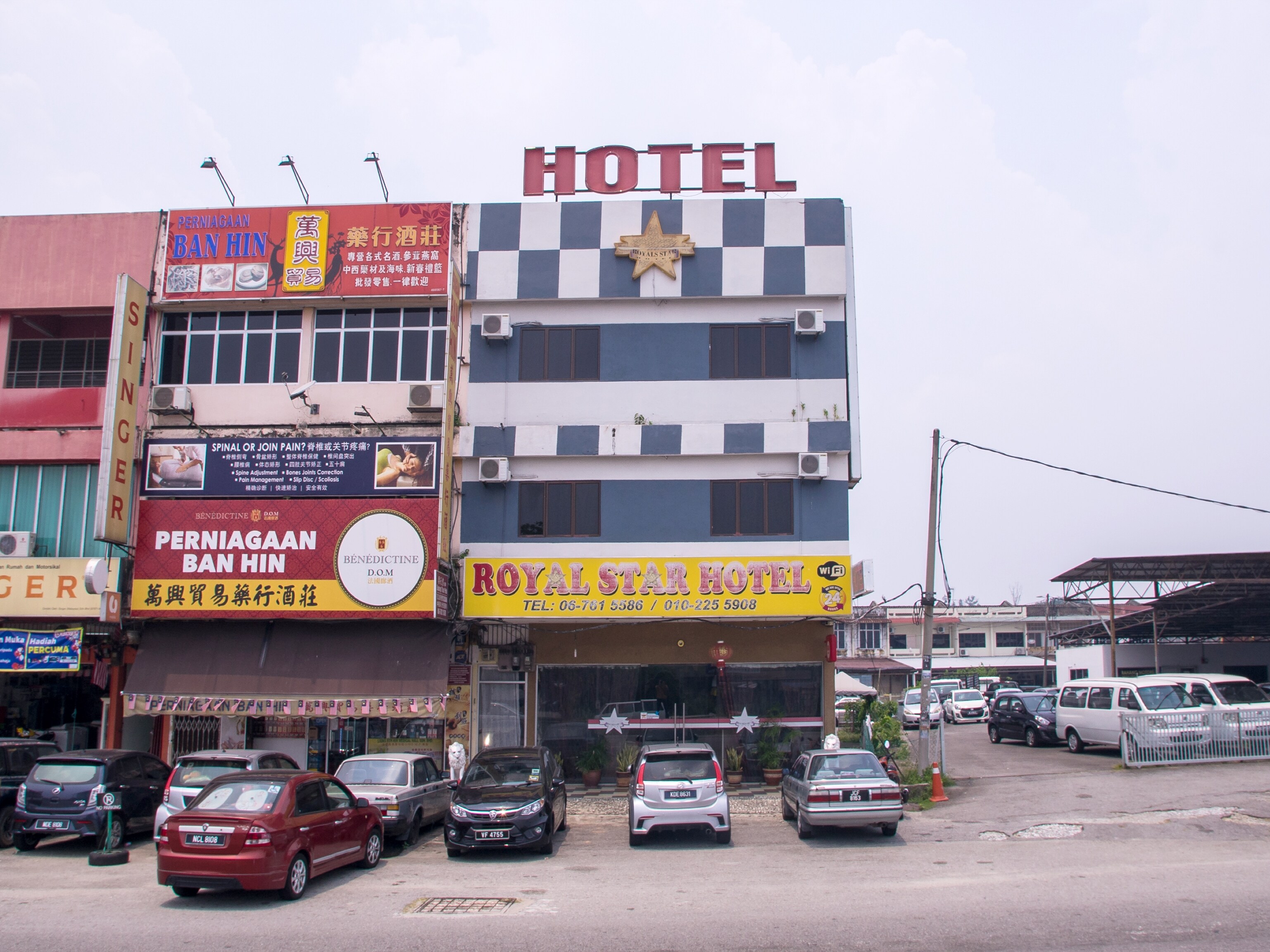 OYO 44010 Royals Star Hotel - Tap to explore photos