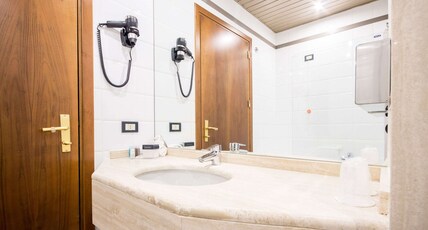 Best Western Hotel Modena District Room Type - 1 Queen And 1 Single, Non-Smoking, Triple Room