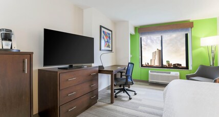 Holiday Inn Express Hotel & Suites Fort Worth Downtown Room Type - 1 King Standard Mobility Accessible Tub Premium View Holiday Inn Express Hotel & Suites Fort Worth Downtown Room Type - 1 King Standard Mobility Accessible Tub Premium View