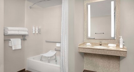 Hilton Garden Inn Gainesville Room Type - 1KNG MOB HEARING ACC W TUB