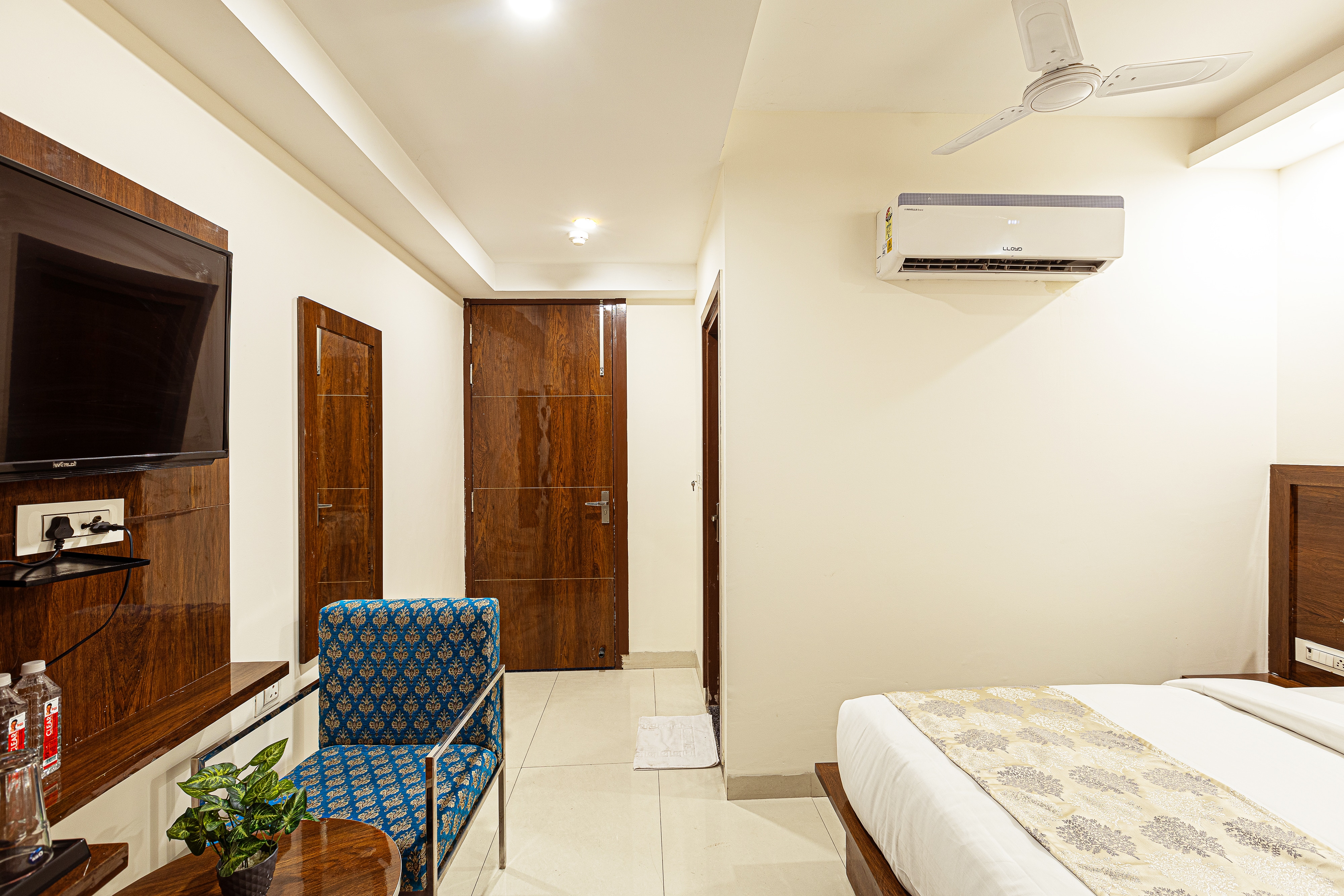 Hotel Emblem Suites By Denver, Delhi Airport - Tap to explore photos