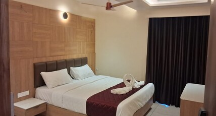 Hotel Royal Stay Room Type - Deluxe Double Bed Room