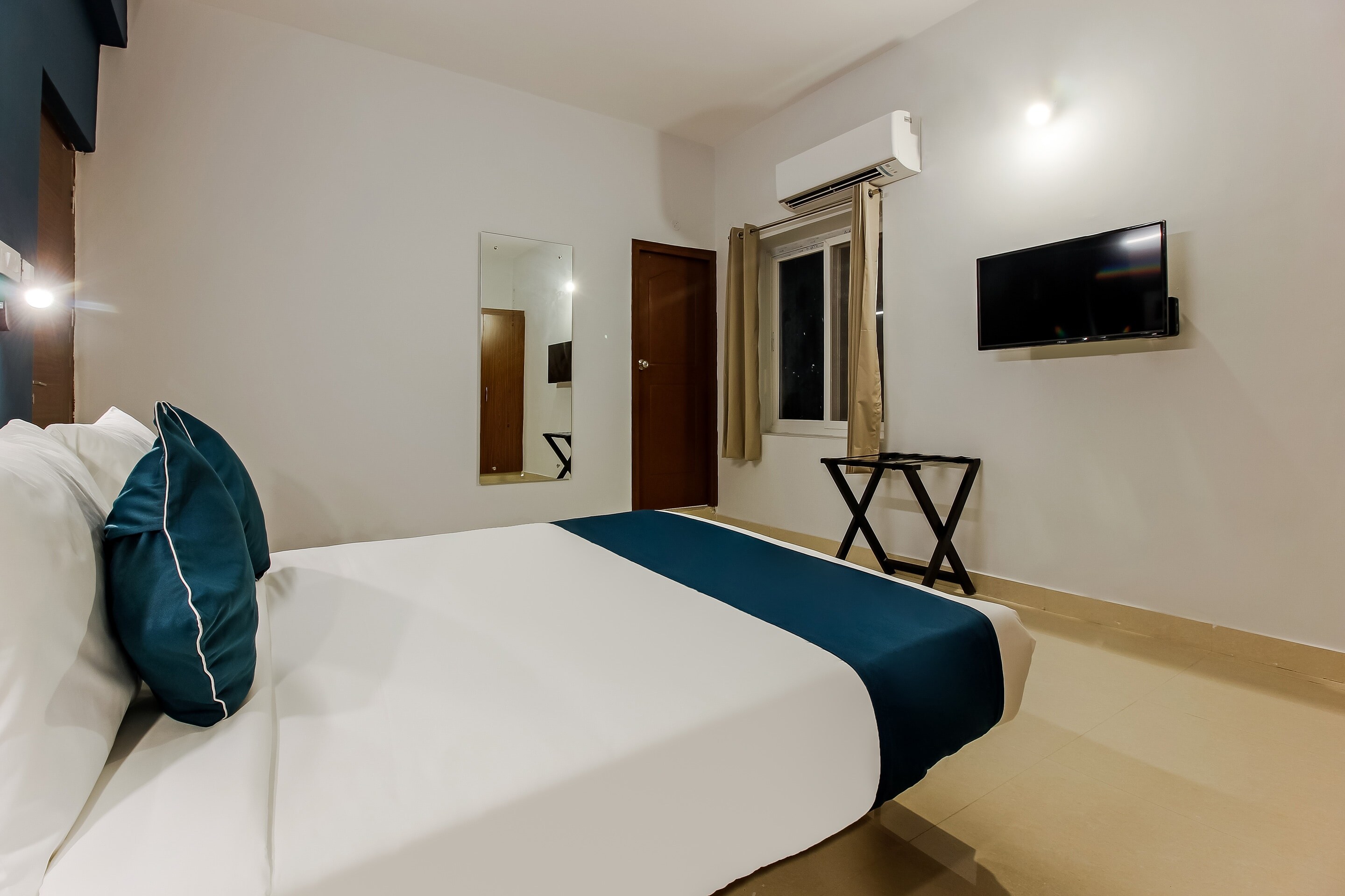 Hotel O Silverkey ,near RTO office kondapur - Tap to explore photos