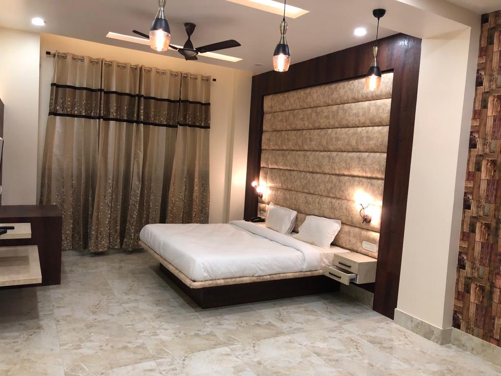 Hotel Crown Inn - Tap to explore photos