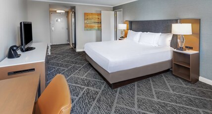 DoubleTree by Hilton Tulsa - Warren Place Room Type - 1KING 2 ROOM PARLOR SUITE