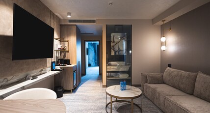 Crowne Plaza CONSTANTA - MAMAIA BEACH Room Type - 1 Bedroom Suite Side Lake and Sea View Balcony
