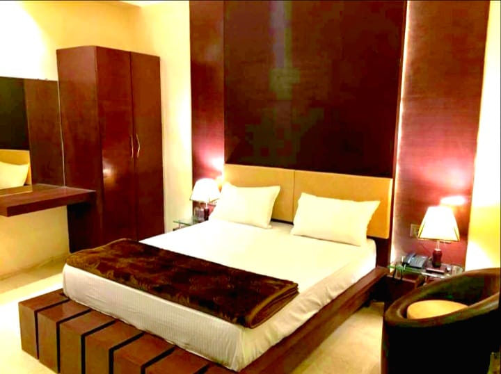 Hotel Royal - Tap to explore photos