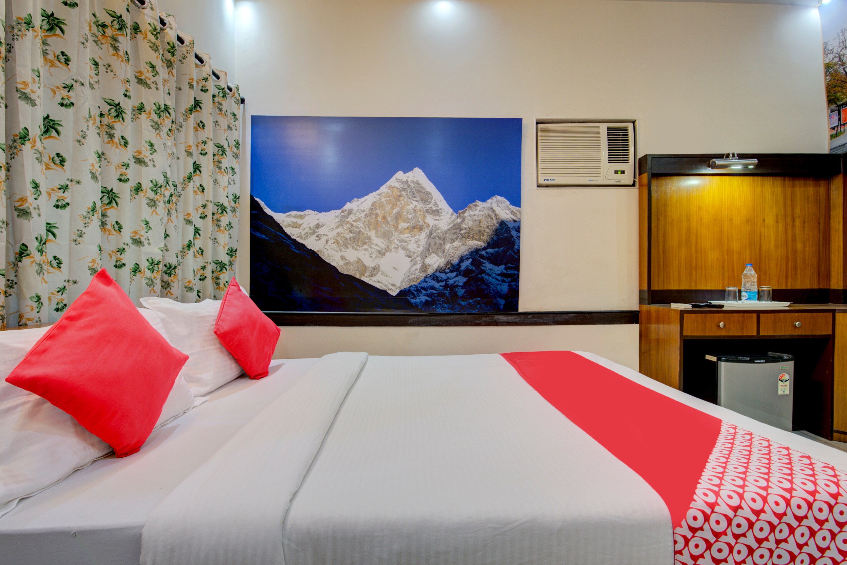 Flagship OYO Hotel City Of Jo - Tap to explore photos