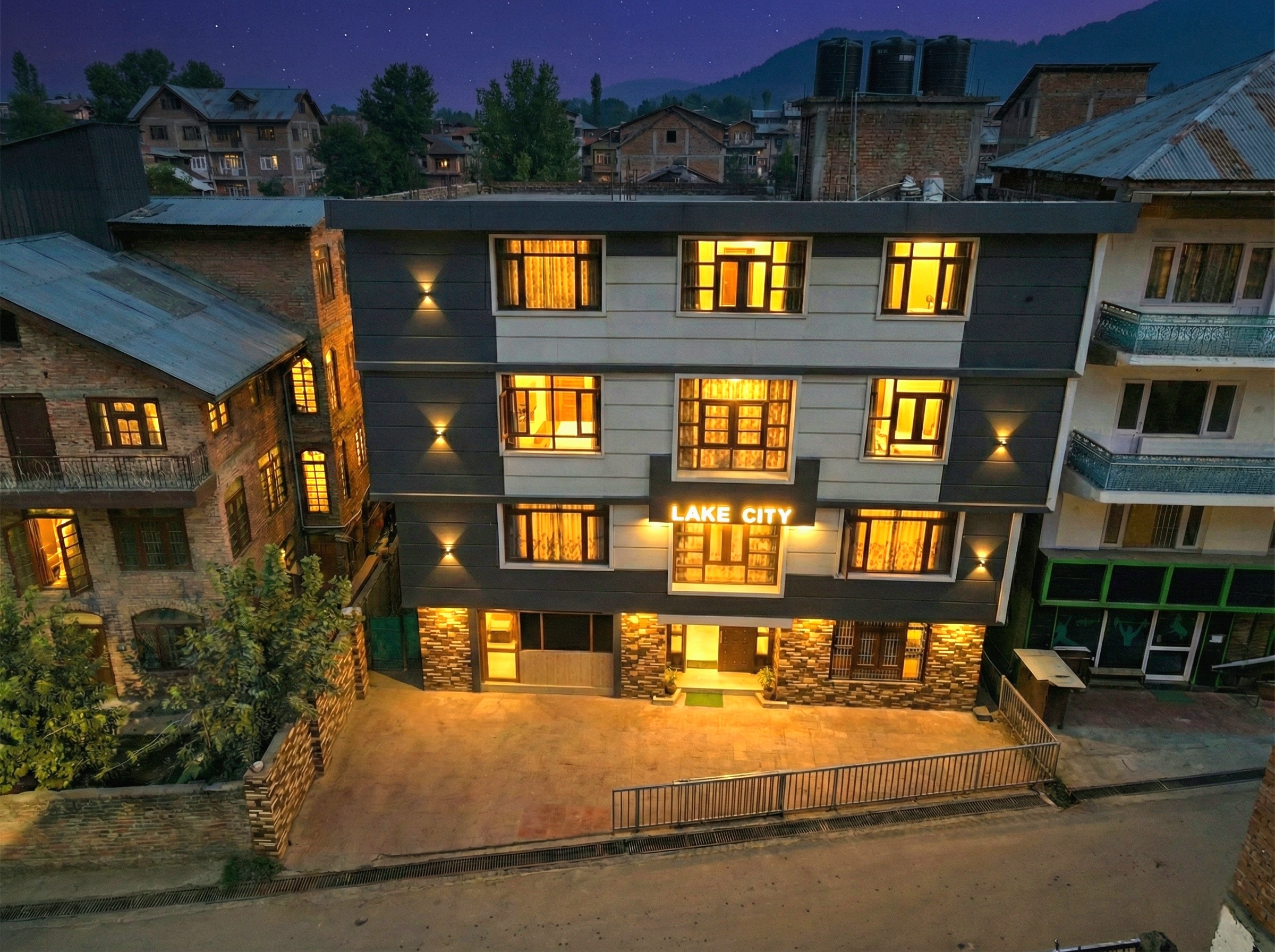 Hotel Lake City- Dal Lake - Tap to explore photos