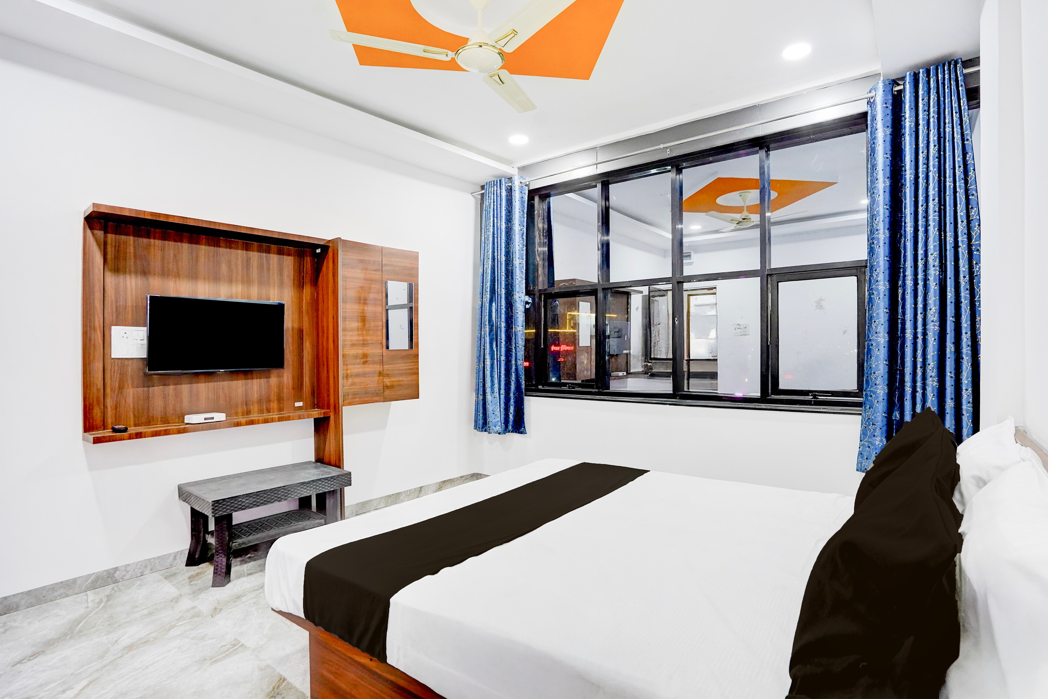 Hotel O Varad 7/12 Beer Bar & Lodging room - Tap to explore photos