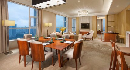 DoubleTree by Hilton Hotel Qingdao - Jimo Room Type - KING PREMIER SUITE