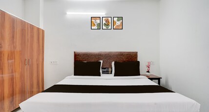 Collection O Sector 7 Rohini Formerly Giriraj Residency Room Type - Saver Double