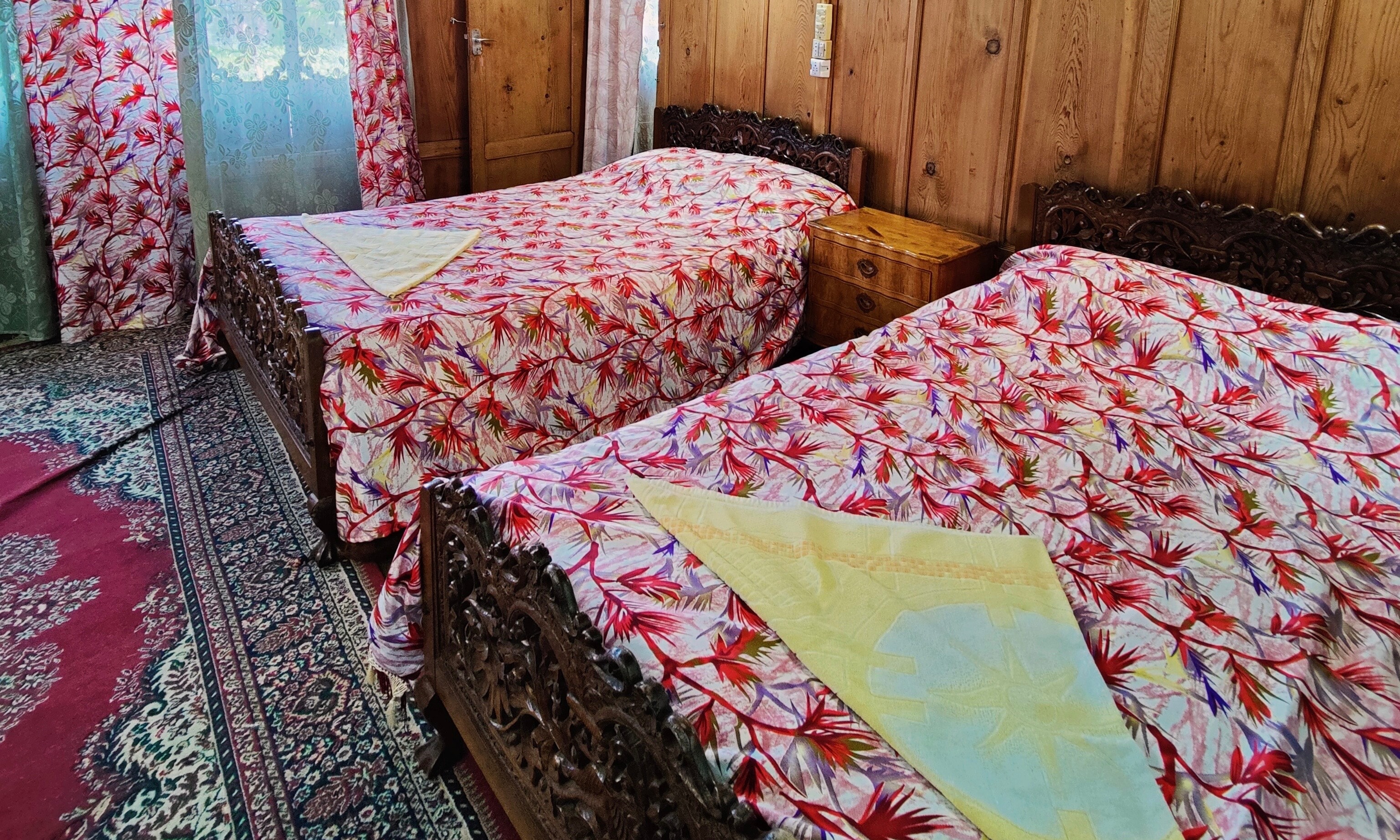 Shiraz Deluxe Houseboat - Tap to explore photos