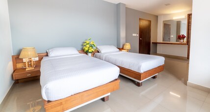Hotel BKM International Room Type - Deluxe Double Room Twin Bed