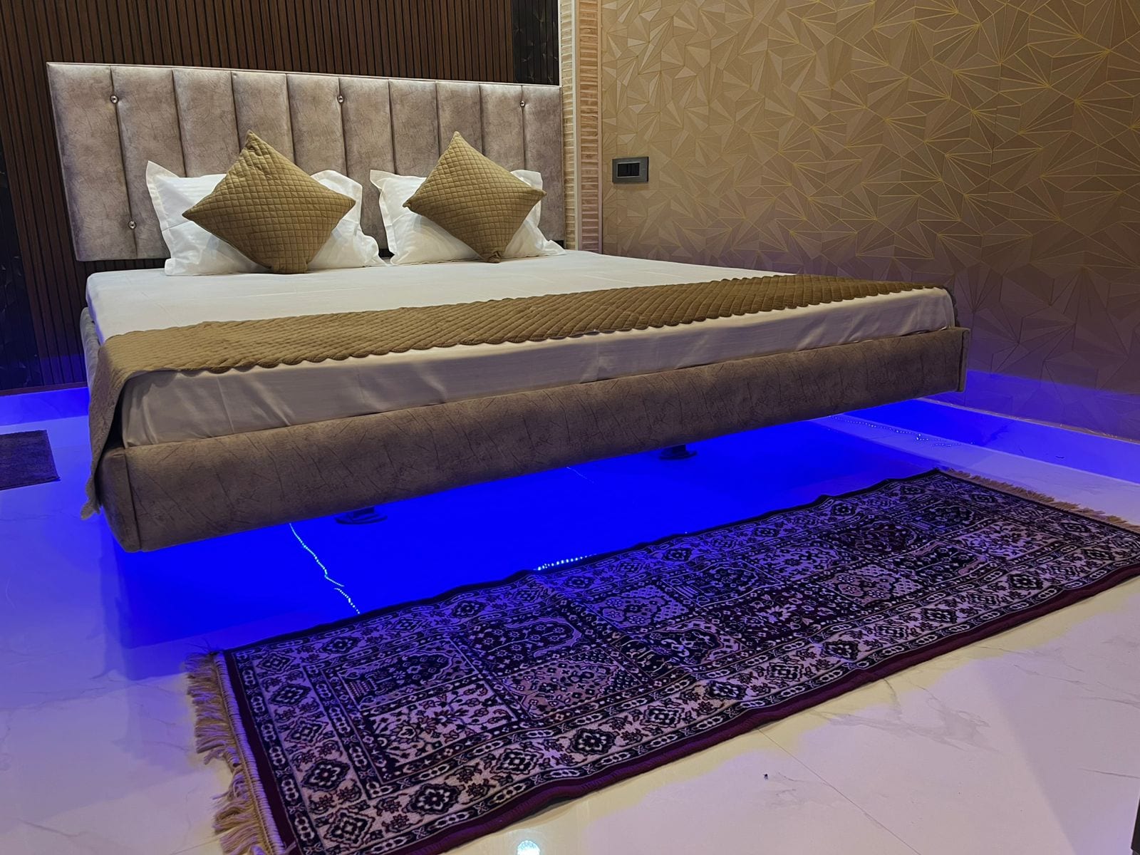 Om Nilay Paying Guest House By GRB - Tap to explore photos