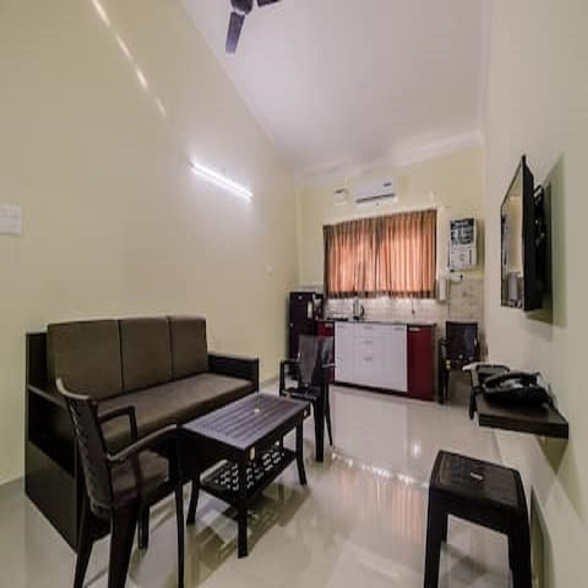 Cozy and Spacious 2 BHK Apt with Pool in Anjuna - Tap to explore photos