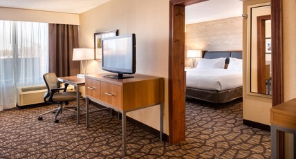 Holiday Inn Hotel & Suites WARREN Room Type - 1 King Suite Holiday Inn Hotel & Suites WARREN Room Type - 1 King Suite