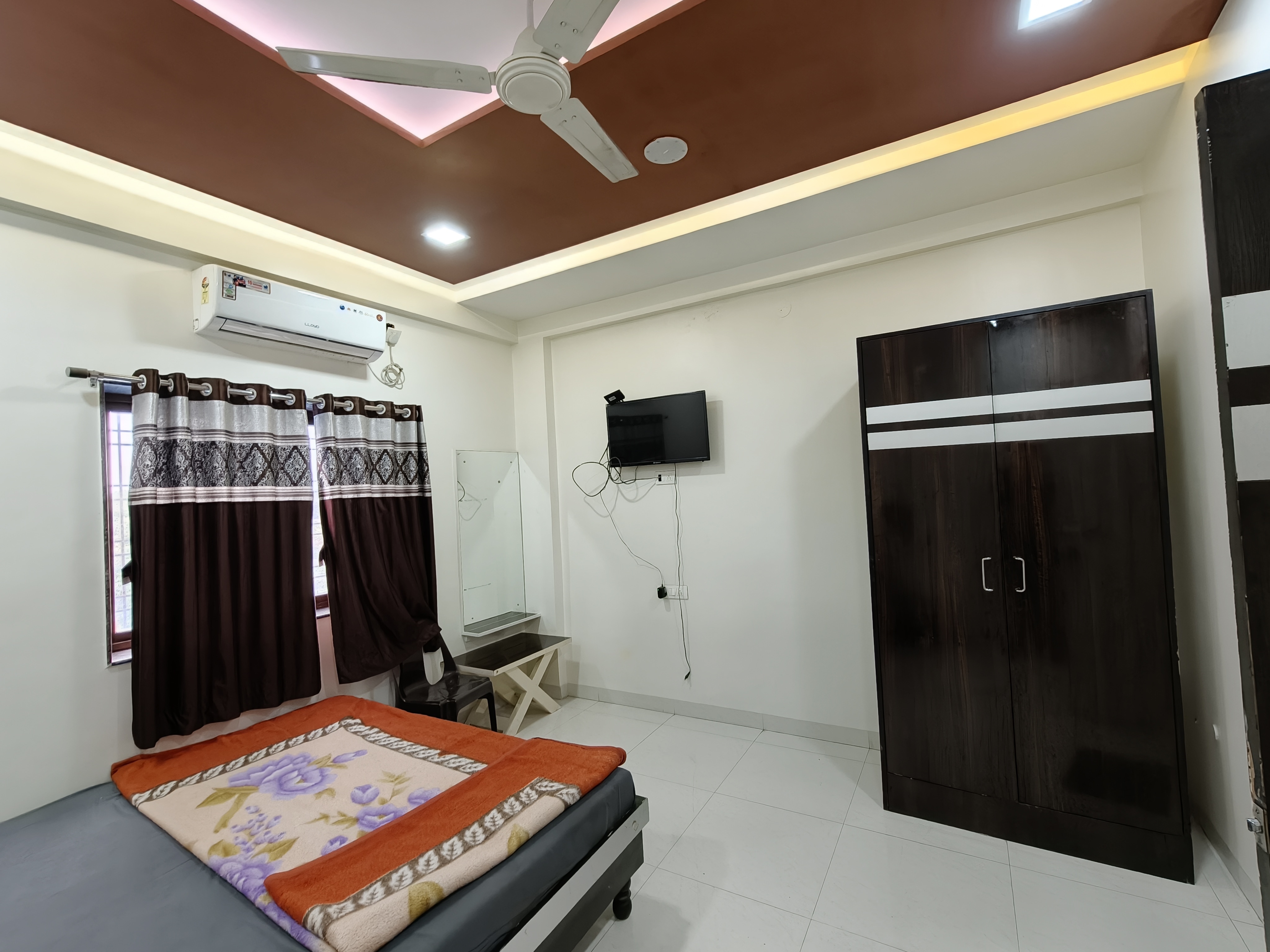 Hotel Swaraj Palace - Tap to explore photos