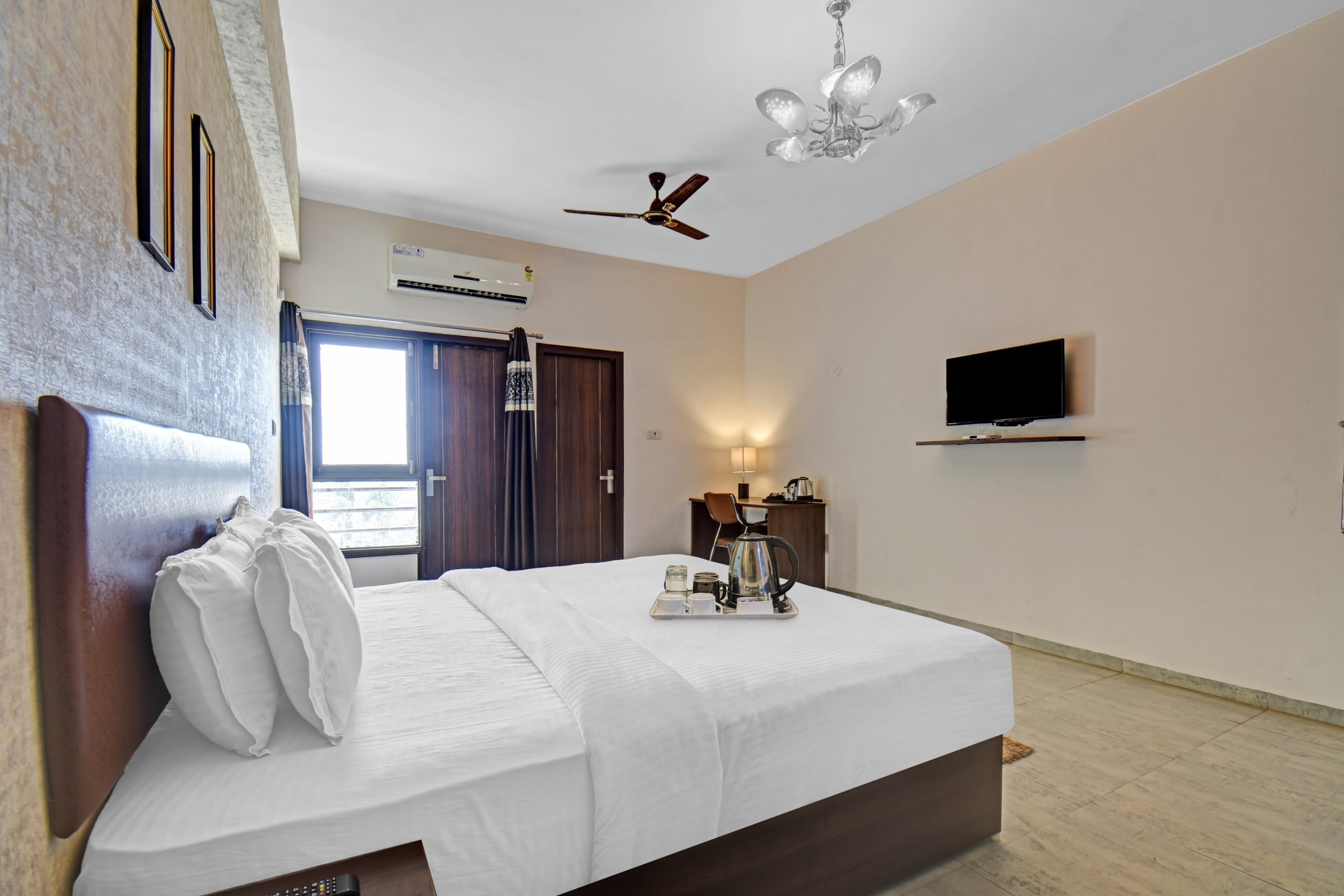 Townhouse Classio Suites - Tap to explore photos