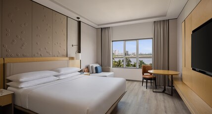 Surat Marriott Hotel Room Type - Deluxe Guest Room, 1 King, River View