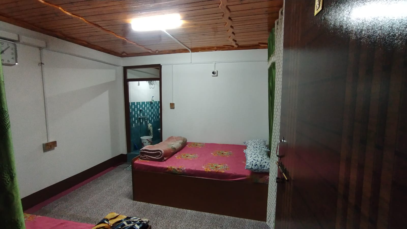 GIRI PINE HOMESTAY. - Tap to explore photos