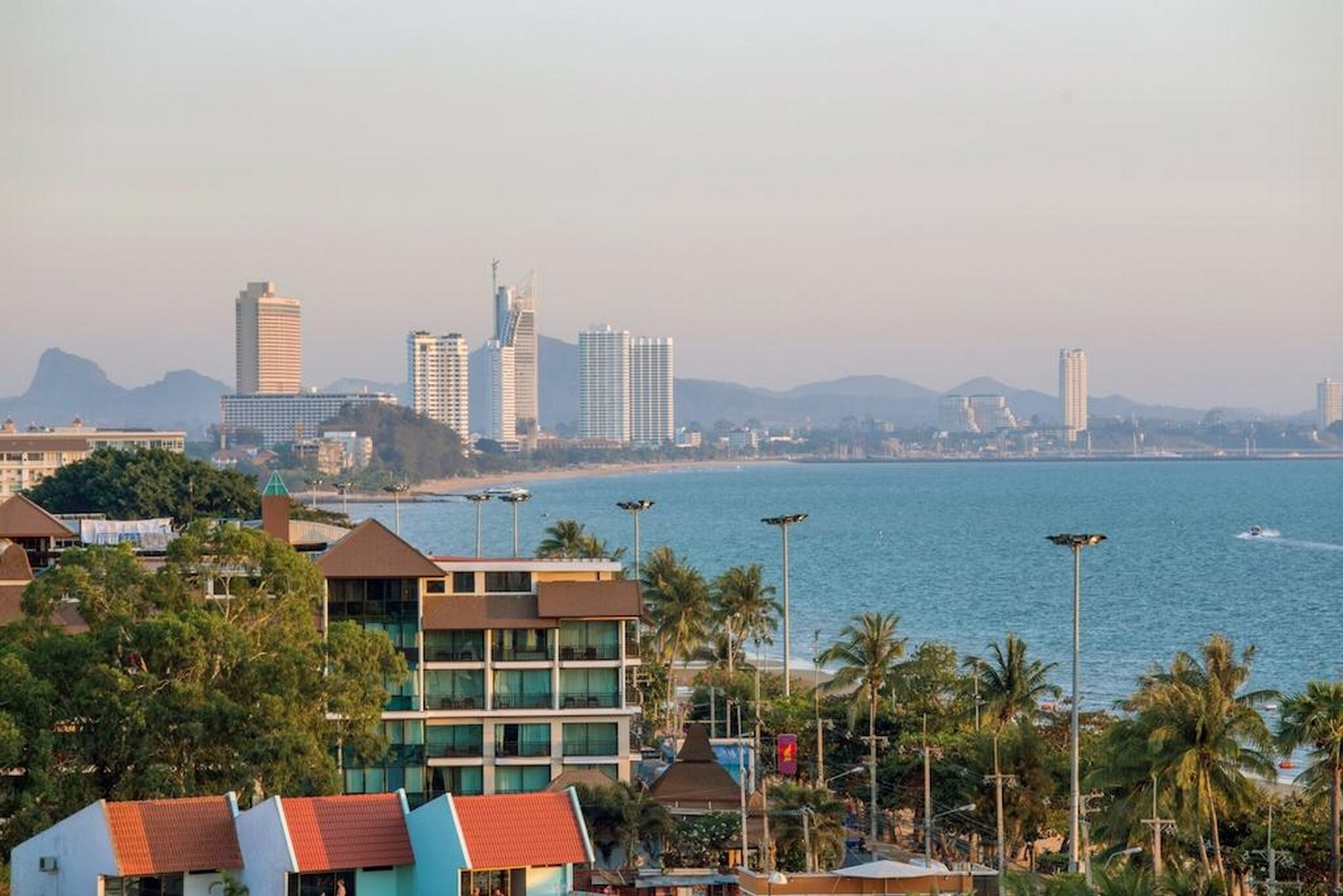 R-con Rest Sea Jomtien Hotel - Tap to explore photos