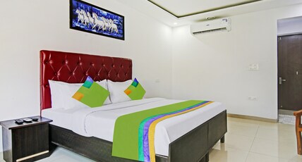 Hotel Royal Empirre Near PEC-PGI-PU Chandigarh Room Type - Super Deluxe with City View Hotel Royal Empirre Near PEC-PGI-PU Chandigarh Room Type - Super Deluxe with City View