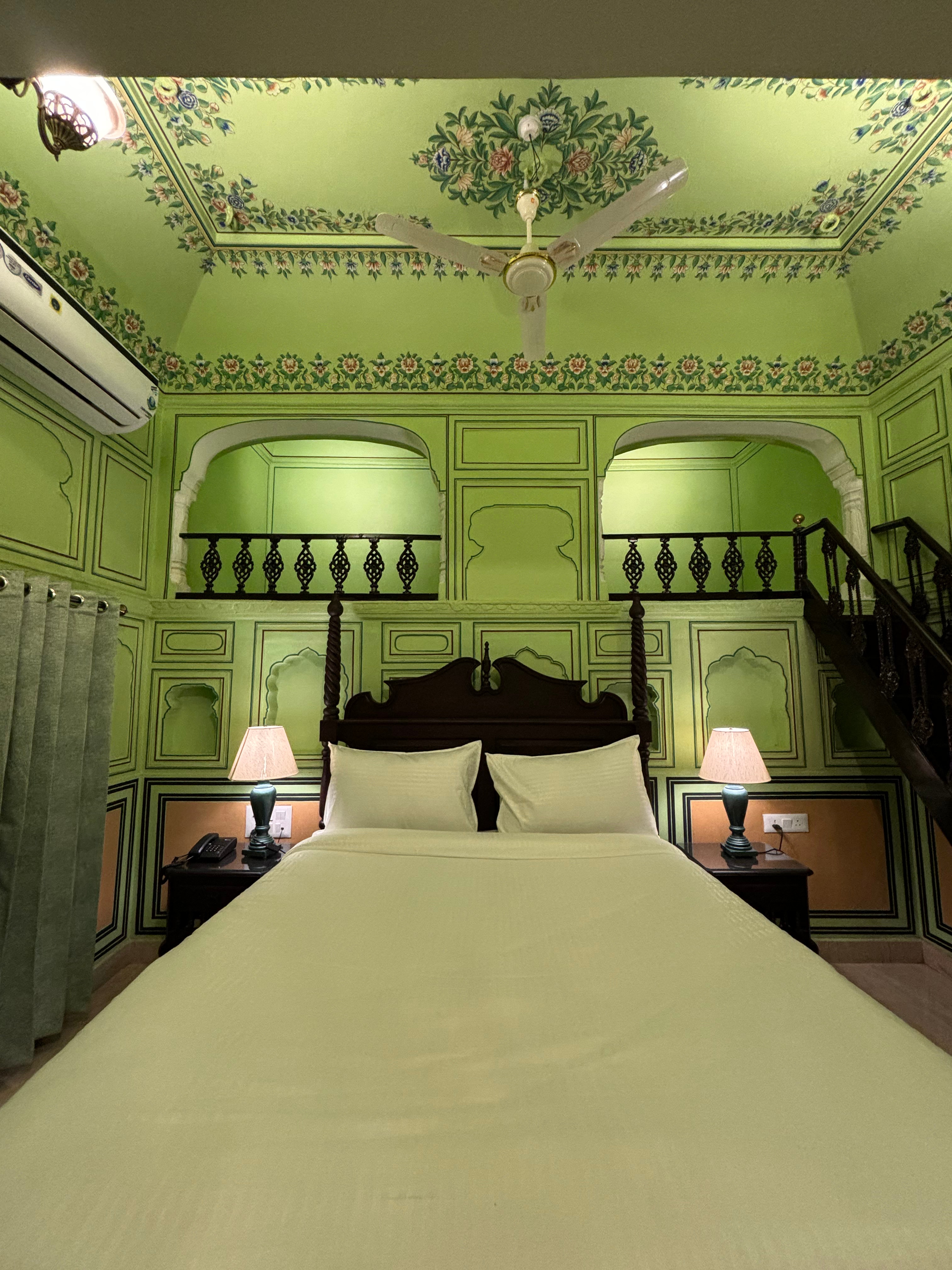 Hotel Mandawa Vilas - Tap to explore photos