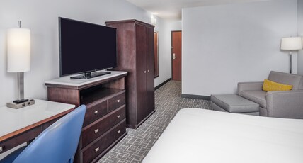 Crowne Plaza MILWAUKEE SOUTH Room Type - 1 King Standard