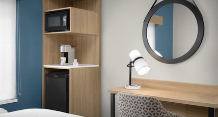 Holiday Inn Express Hotel & Suites DFW West - Hurst Room Type - 1 King Standard Comm Access Roll Shwr