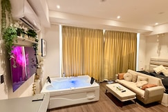 Sundowner Jacuzzi Hive 6 Studios Key Garden Patio