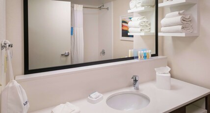 Hampton Inn & Suites by Hilton Carson City Room Type - 1 KING BED NONSMOKING