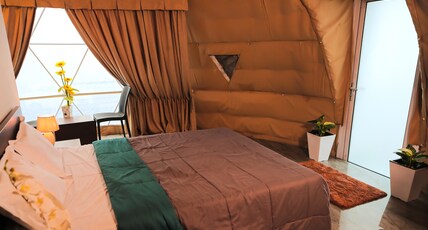 Misty Green Hills Parks & Cottages | Infinity Swimming Pool Room Type - Eagle Nest Ac Dome Cottage