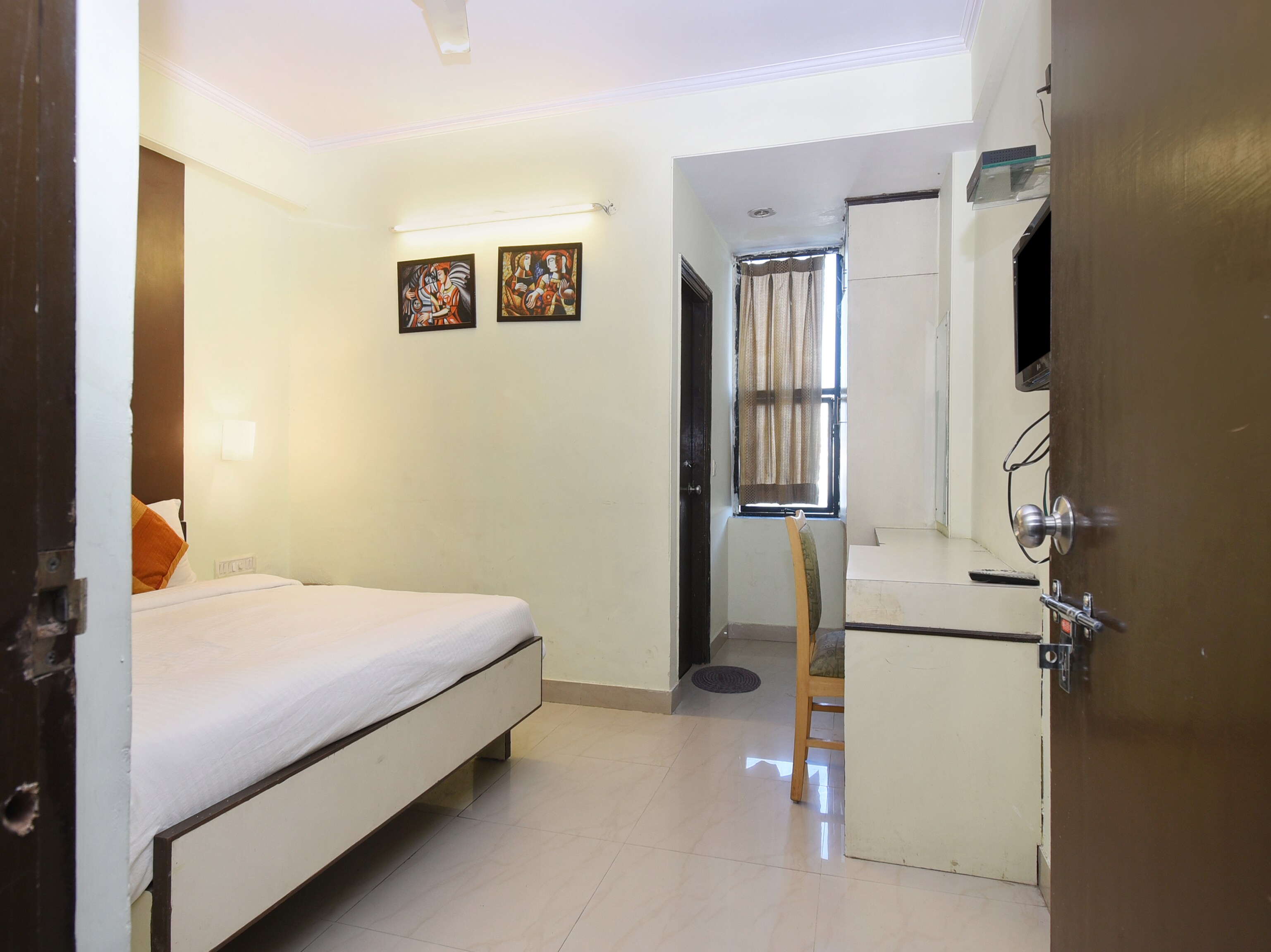 Hotel Seven seas - Tap to explore photos