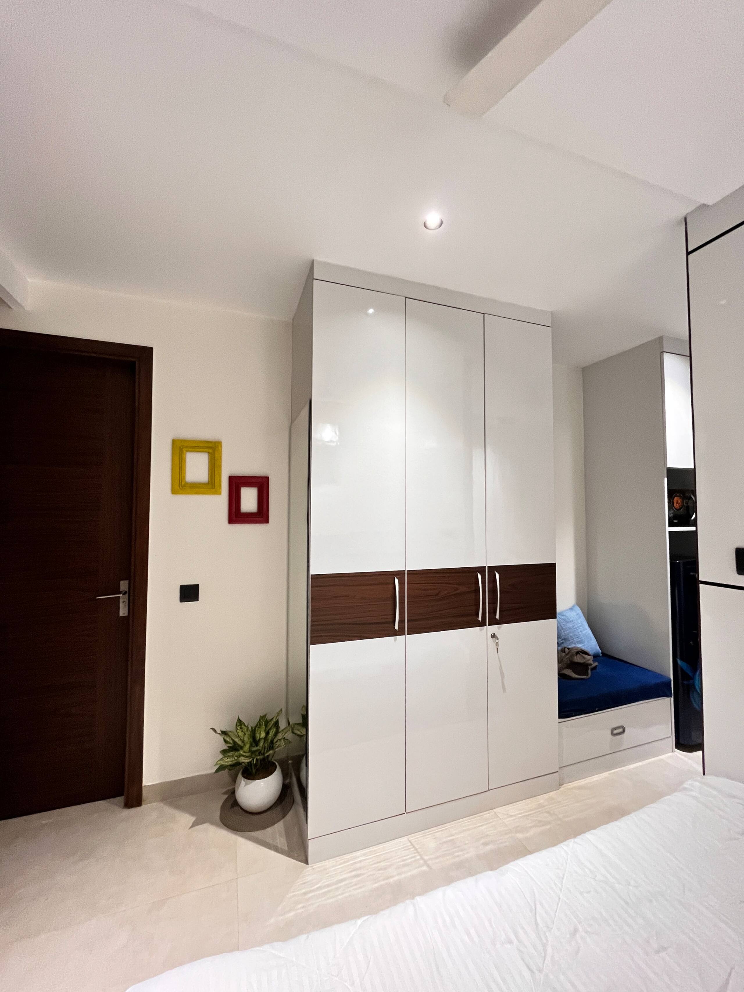 Modern 1BHK w High Speed Wi Fi Workspace - Tap to explore photos