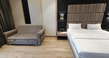 Hotel Akshay Palace Room Type - Deluxe AC Room