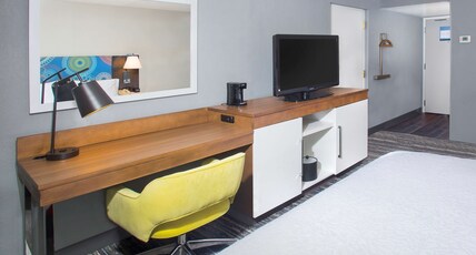 Hampton Inn & Suites Annapolis Room Type - 1 KING BED NONSMOKING