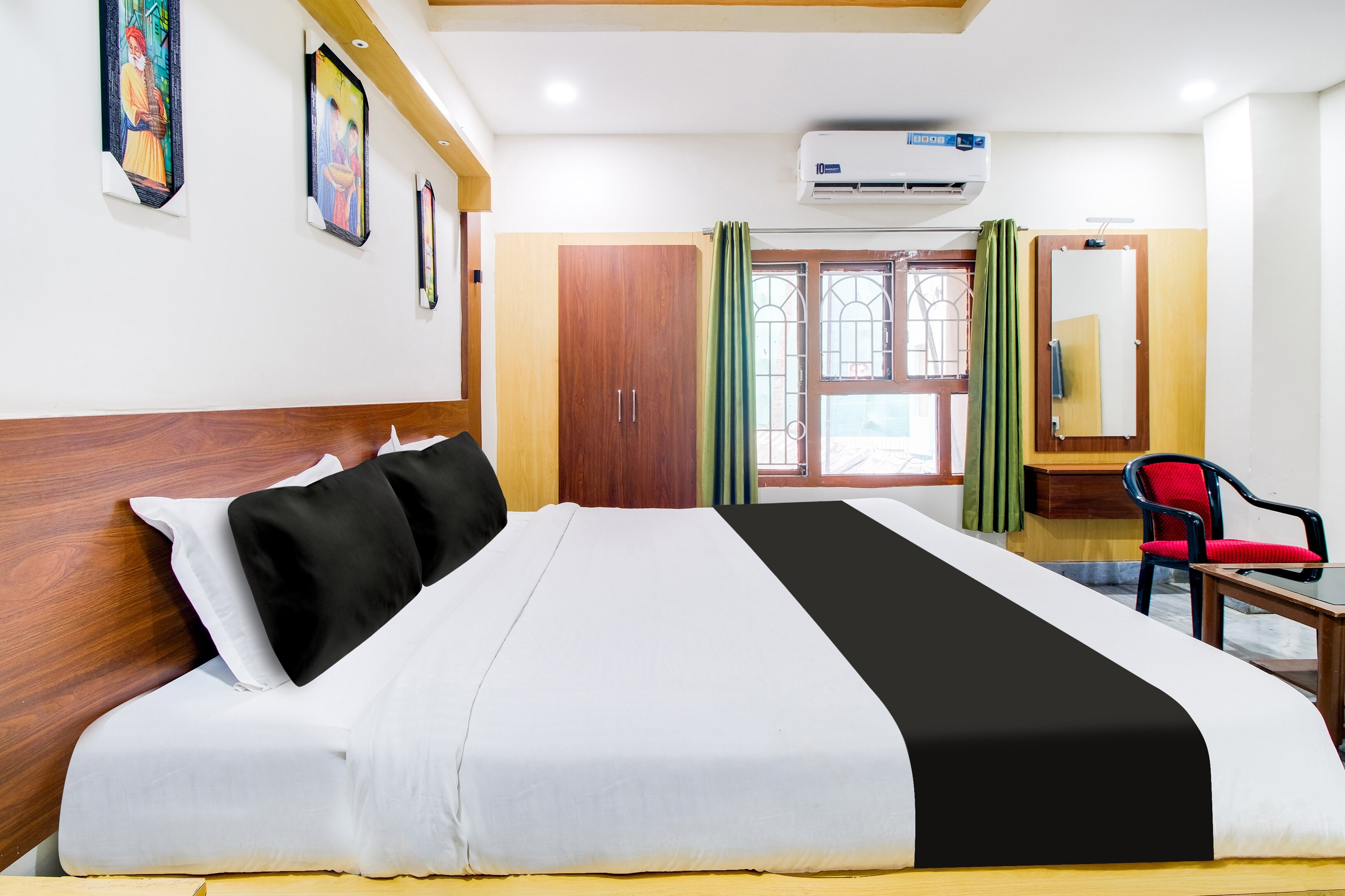 Super OYO Hotel O Gurudwara Near RTC Complex - Tap to explore photos